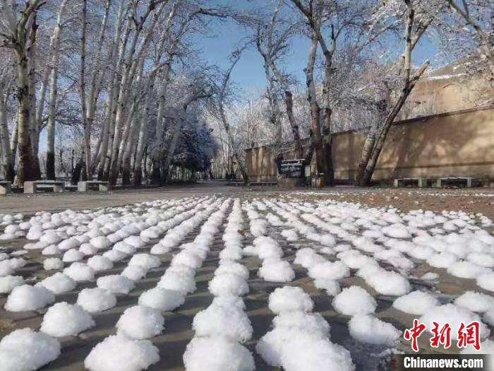 圖為春雪過后的莫高窟美不勝收。　周斌全 攝