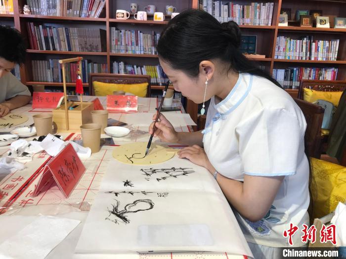 臺灣青年體驗扇面繪畫“沉浸式”感受傳統文化之美