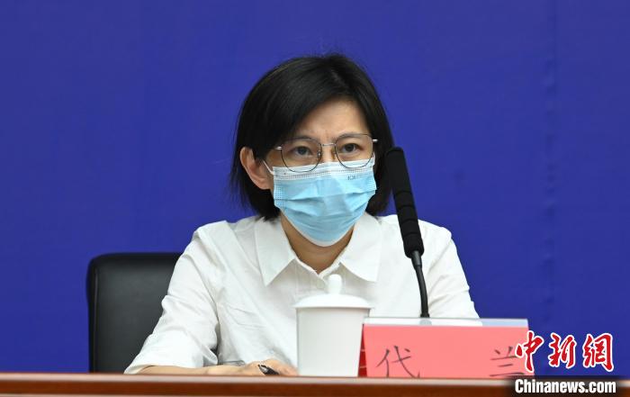 成都市經信局總工程師代蘭?！“苍?攝