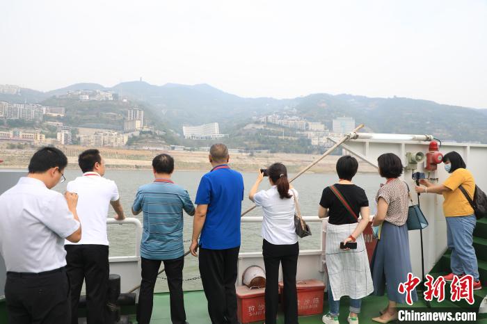 重慶市政協(xié)“同心聚力巴渝行”主題采訪團15日走進奉節(jié)，了解當?shù)卣f(xié)委員護江成效。　梁欽卿 攝