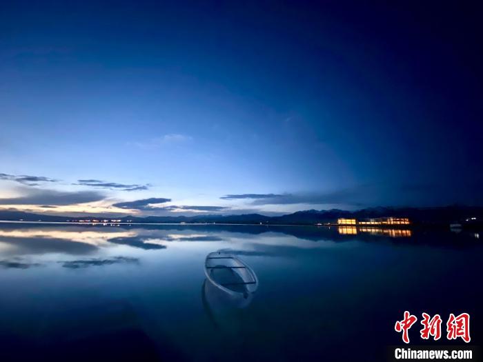 圖為茶卡天空壹號景區?！±罱瓕?攝