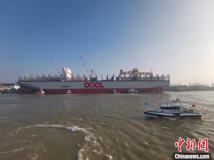 海巡艇在現(xiàn)場引導(dǎo)水上交通。　南通海事局供圖