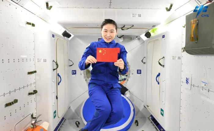 航天員劉洋背后是問天實驗艙睡眠區(qū)。圖片來源：中國載人航天工程辦公室官方微信