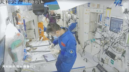 開展水樣微生物檢測。圖片來源：中國載人航天工程辦公室官方微信