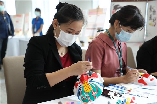 展覽會現場，泰國民眾體驗畫臉譜。人民網記者 趙益普攝