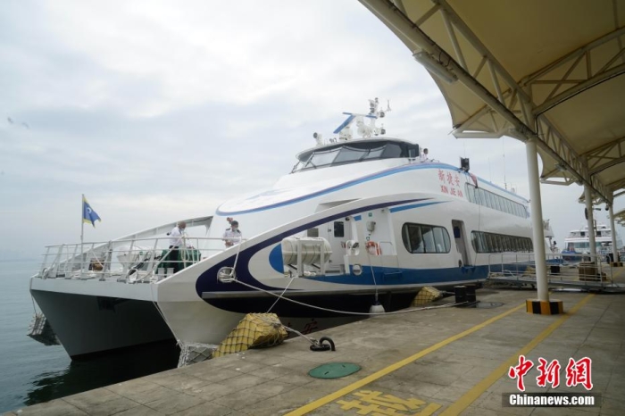 5月3日，“新捷安”輪載著157名乘客從廈門啟航前往金門，這是“新捷安”輪入列廈金航線后的首個航班。廈門海事局執法人員對船舶進行了全面的開航前檢查，確保首航安全?！靶陆莅病陛喛傞L43米、船寬10.5米、型深3.61米，載客量350人，是現有廈金客運航線參營客船中載客定額最大的雙體穿浪高速客船，用以替換原有的“捷安”輪。福建海事 供圖