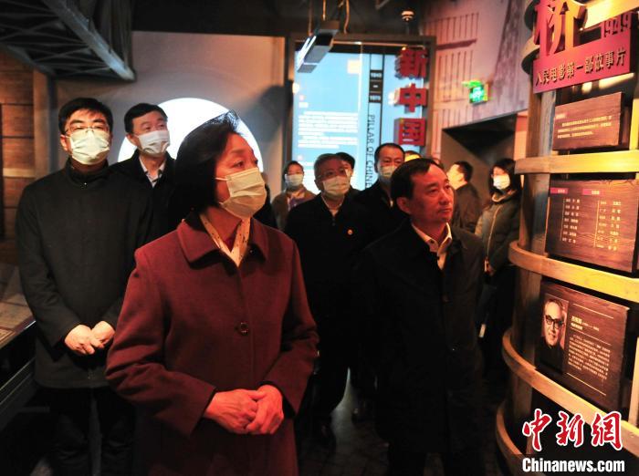 臺盟中央主席蘇輝近日率調研組赴吉林開展重點考察調研。圖為在長影舊址博物館考察吉林特色文化產業發展。　高龍安 攝