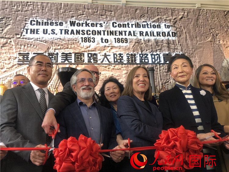 圖為（從右到左）方李邦琴、加州副州長康依蓮、舊金山市議長佩斯金、中國駐舊金山副總領(lǐng)事潘慶江在剪彩。人民網(wǎng)記者 鄧圩攝