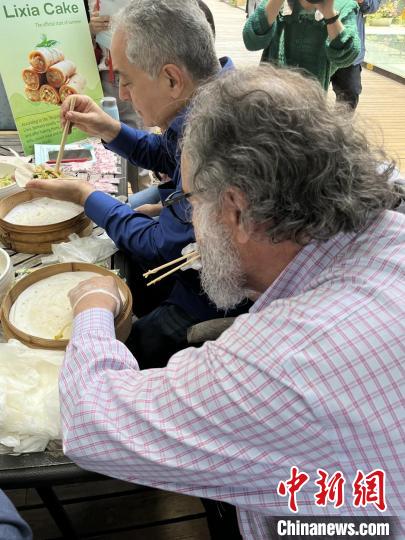 外交官們體驗(yàn)做立夏餅?！∪A東師范大學(xué)供圖