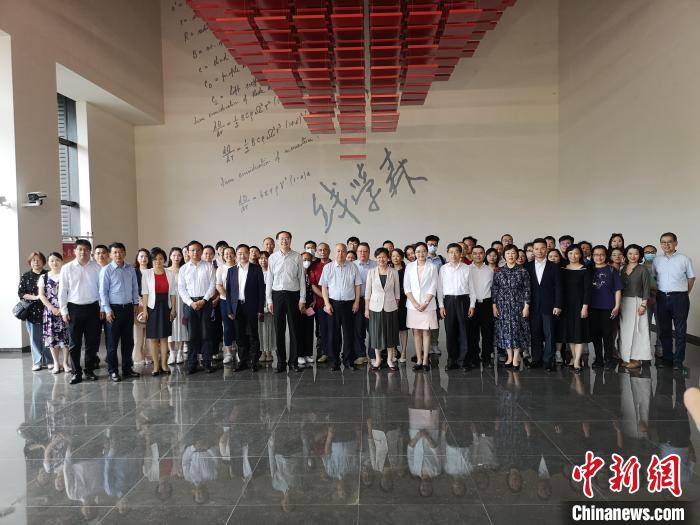 上海僑界人士參觀上海交通大學(xué)錢學(xué)森圖書館。　范宇斌 攝