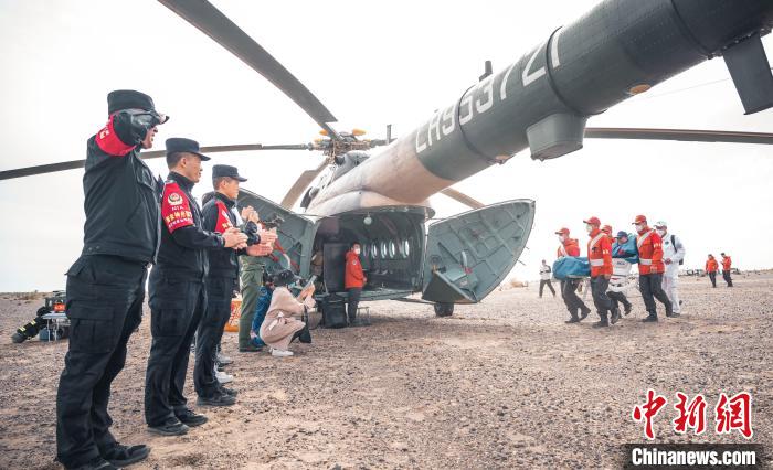 圖為阿拉善邊境管理支隊民警目送航天員登機離開?！缇?攝