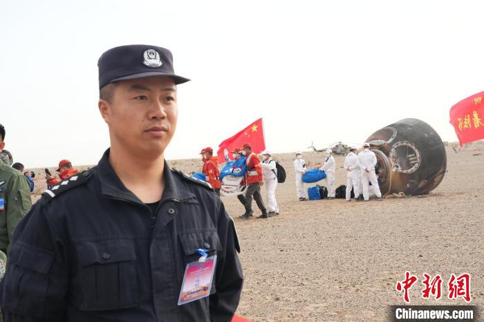 圖為阿拉善邊境管理支隊民警在著陸場開展安保工作?！埥?攝