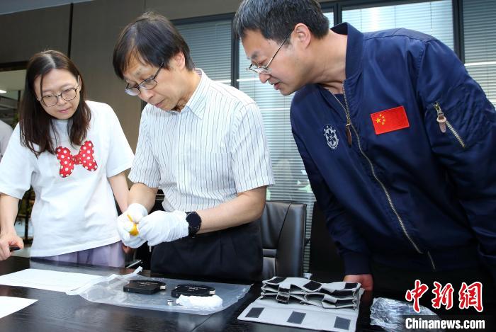科研人員查看隨神舟十五號返回地面的空間科學實驗樣品。　中科院空間應用中心 供圖