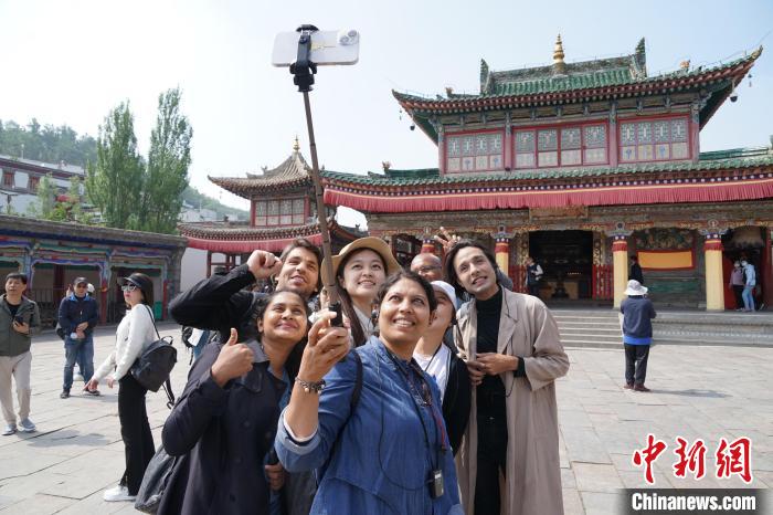 圖為外國記者在塔爾寺合影?！●R銘言 攝