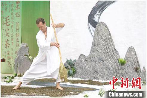 圖為《信陽毛尖·茶舞》沉浸式藝術表演。　信陽市委宣傳部供圖