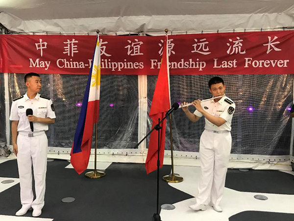 艦上官兵表演歌舞、民樂、武術等節目。中國駐菲律賓大使館供圖