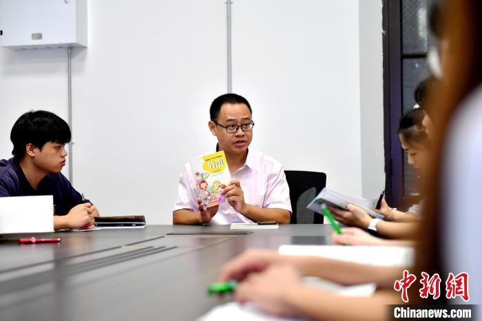 7月4日，臺灣教師陳昭志在大學生個性化培養課程上講述課程教材的重要性?！蚊?攝