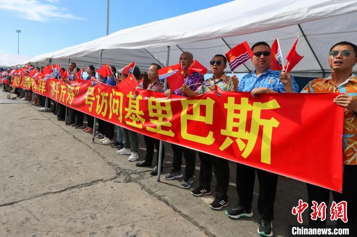 華僑華人、中資機構等拉起橫幅，歡迎“和平方舟”號醫(yī)院船來訪。　徐巍 攝