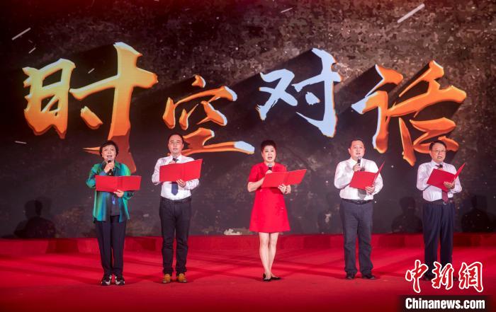 陶侃與陳望道之孫陳曉帆、顏福慶之孫顏志淵、榮毅仁侄女榮智豐深情朗誦《與統(tǒng)戰(zhàn)先輩的時(shí)空對話》。　張昊 攝