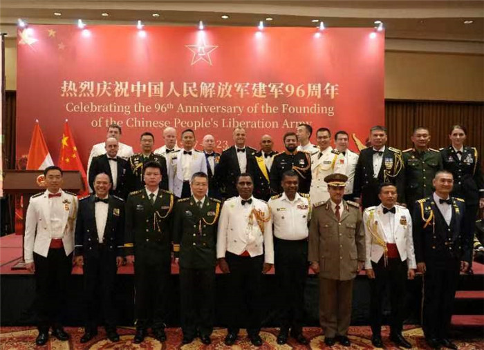 圖為徐勝武官與參加招待會的各國武官、武官處代表合影。中國駐印度尼西亞使館供圖