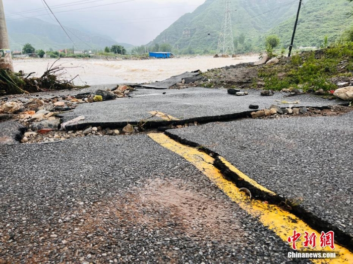 受臺風(fēng)“杜蘇芮”影響，7月29日至8月1日，河北省淶水縣普降暴雨，持續(xù)強降雨和強風(fēng)天氣引發(fā)洪水險情。連日來，當(dāng)?shù)亟M織數(shù)千人搶險救援隊伍，集中力量加快排水、清理路面、救援拋錨車輛、搶修倒伏電線桿等工作。8月1日，方便面、飲用水、火腿腸、面包等首批調(diào)撥救災(zāi)物資送抵救災(zāi)一線，并于當(dāng)天發(fā)放到受災(zāi)群眾手中。目前，淶水縣受損交通、電力、通信等基礎(chǔ)設(shè)施正在加緊搶修，山區(qū)受困人員已分批轉(zhuǎn)移，各項搶險救災(zāi)工作正在有序進行中。圖為淶水縣婁村鎮(zhèn)南安莊村被洪水沖毀的路面。(文/呂子豪 楊猛)李金璐 攝