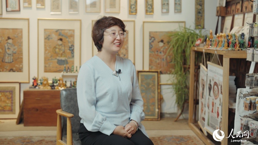 圖為瓷器修復藝術家王京。人民網記者 張若涵攝