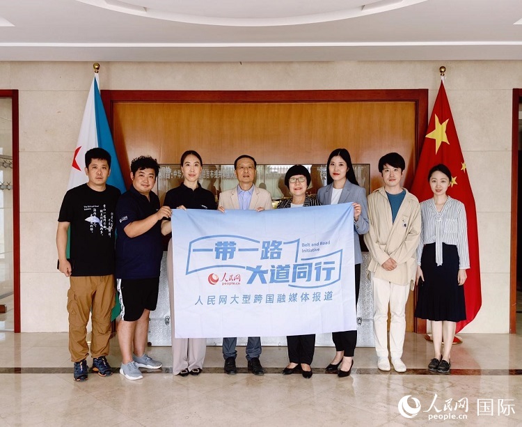 胡斌大使（左四）、使館工作人員與人民網記者合影。