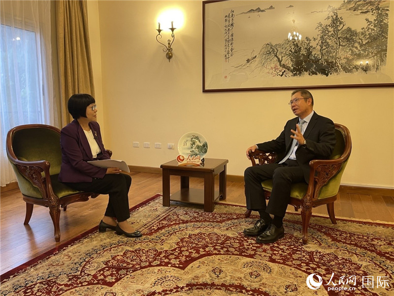 胡長春大使接受人民網記者唐維紅采訪。人民網記者 趙艷紅攝