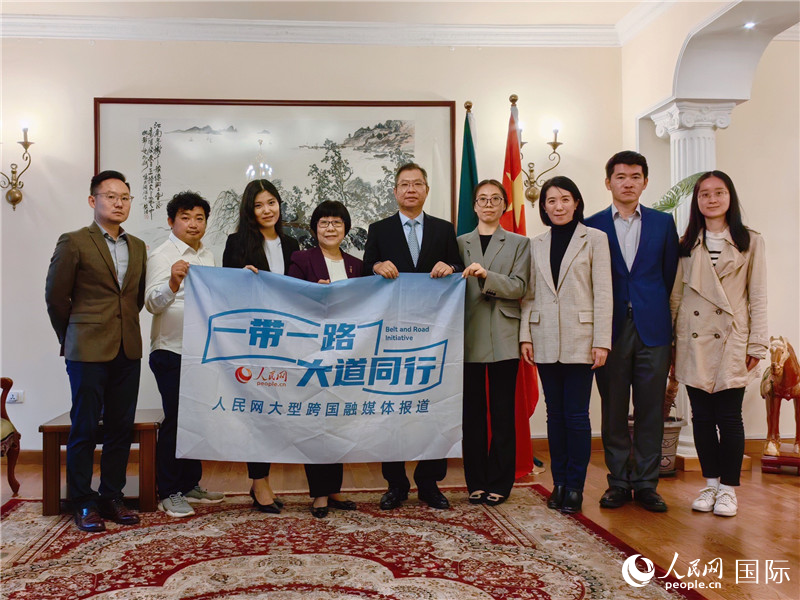 胡長春大使、駐非盟使團工作人員與人民網記者合影。