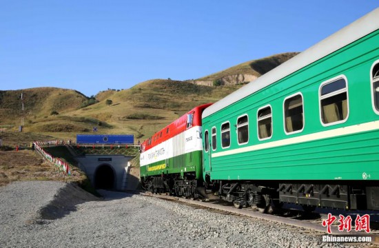 2016年8月24日，塔吉克斯坦“瓦赫達(dá)特-亞灣”鐵路通車(chē)。這是絲綢之路經(jīng)濟(jì)帶框架下首個(gè)開(kāi)工并建成的鐵路項(xiàng)目，具標(biāo)志性意義。圖為火車(chē)進(jìn)入由中鐵十九局集團(tuán)有限公司承建的隧道。文龍杰 攝