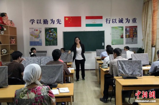 2014年，塔吉克斯坦國(guó)立民族大學(xué)的孔子學(xué)院內(nèi)，教師正在為塔吉克斯坦學(xué)生授課。田冰 攝