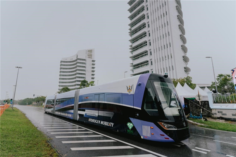 9月6日下午，由中車株洲所自主研發(fā)制造的全球首輛氫能源智軌電車正式亮相馬來西亞砂拉越州古晉市。中車株洲所供圖