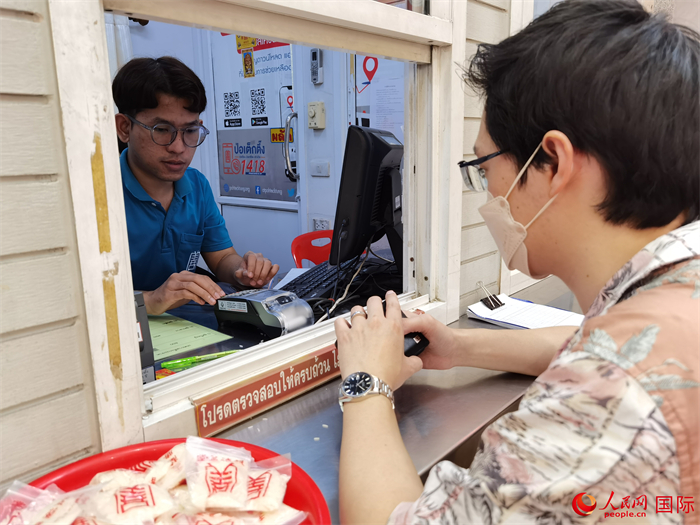 市民在活動(dòng)現(xiàn)場(chǎng)捐贈(zèng)善款。人民網(wǎng)記者 白元琪攝