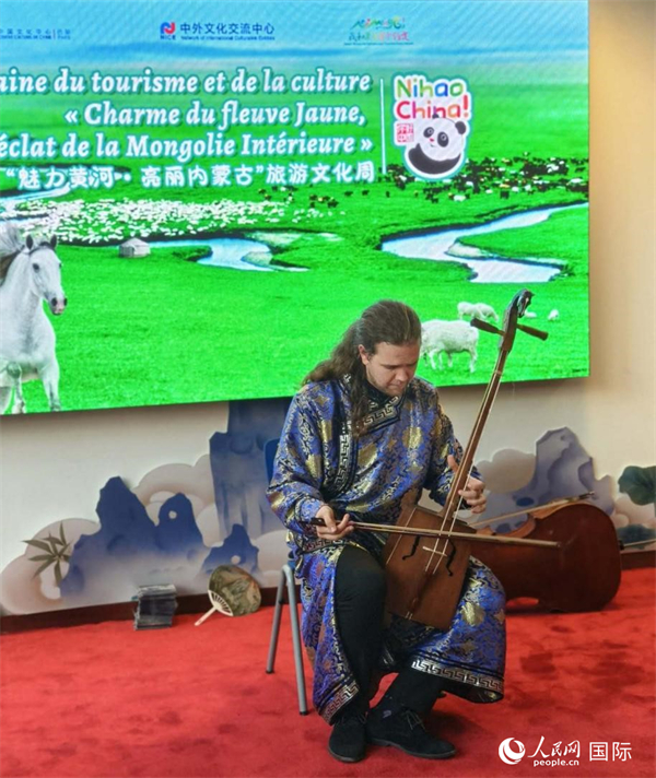 法國音樂家馬修·勒庫演奏馬頭琴。人民網(wǎng)記者 尚凱元攝