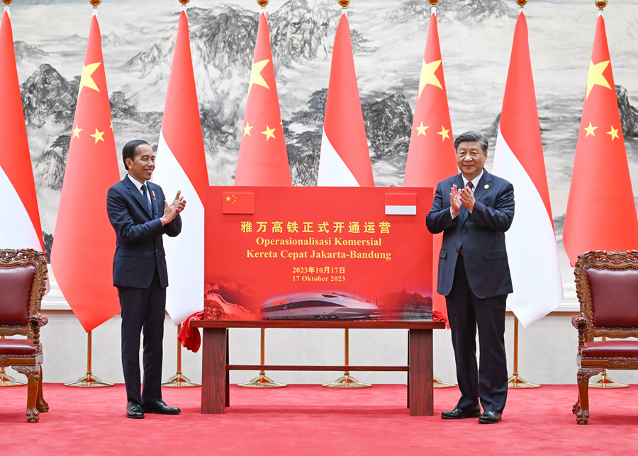 10月17日下午，國家主席習近平在北京人民大會堂同來華出席第三屆“一帶一路”國際合作高峰論壇并進行國事訪問的印度尼西亞總統佐科舉行會談。會談后，兩國元首共同為雅萬高鐵正式開通運營揭幕。
