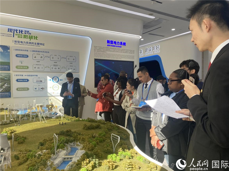 2023“一帶一路”媒體合作論壇聯(lián)合采訪團(tuán)參訪中國(guó)能建。人民網(wǎng)記者 于洋攝
