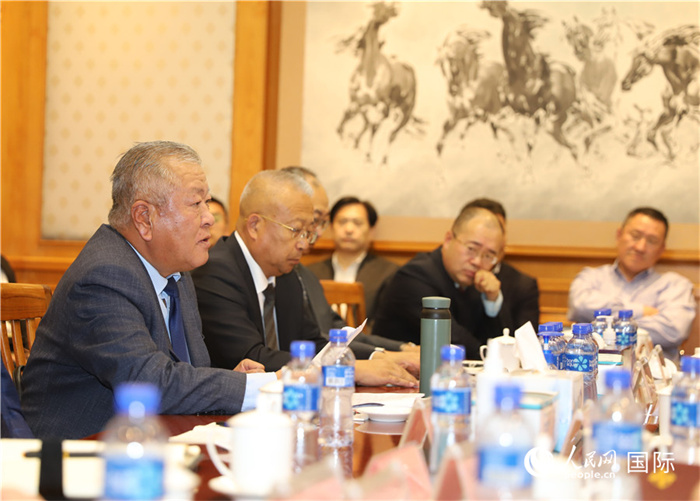 2.2023年10月30日，張義波（左一）會(huì)長(zhǎng)匯報(bào)商會(huì)工作情況。人民網(wǎng)記者 霍文攝