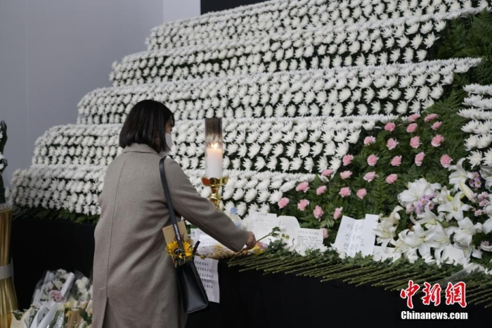 當地時間11月1日23時45分許，韓國民眾在位于首爾廣場的集體焚香所悼念梨泰院踩踏事故遇難者。 <a target='_blank' href='/'><p  align=