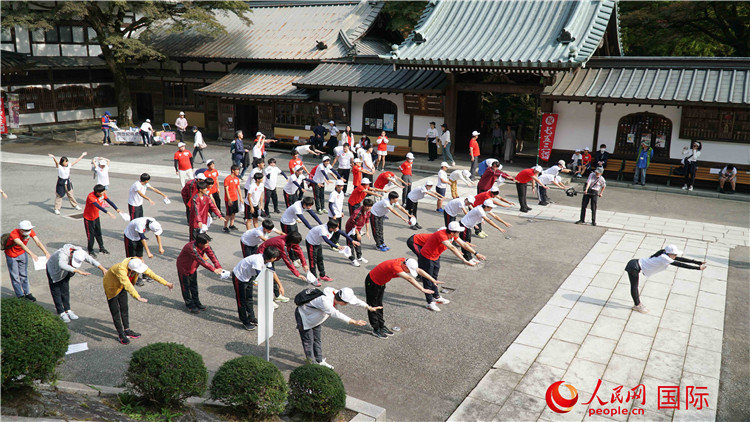 開跑前，中日青少年一起做熱身運動。人民網(wǎng) 蔣曉辰攝