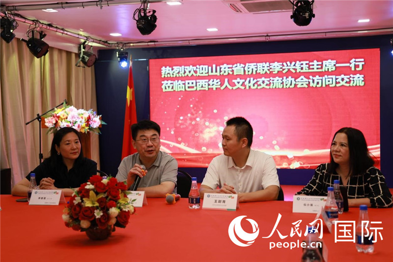 山東省僑聯主席李興鈺（左二）和與會僑領座談。人民網記者宋亦然攝