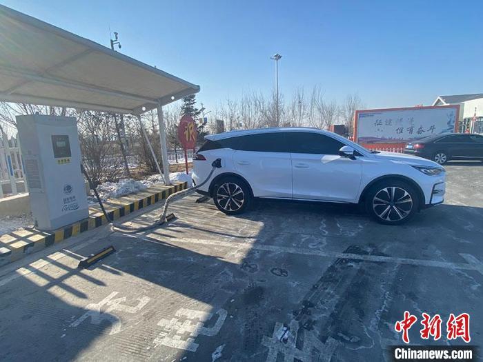 資料圖：新能源汽車正在充電。　李丹 攝