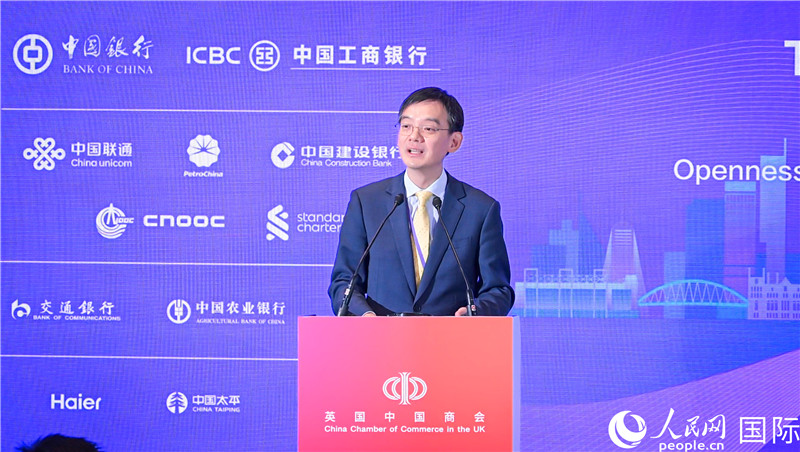 英國(guó)中國(guó)商會(huì)會(huì)長(zhǎng)、中國(guó)銀行倫敦分行行長(zhǎng)方文建 致歡迎辭。人民網(wǎng) 郭錦標(biāo)攝