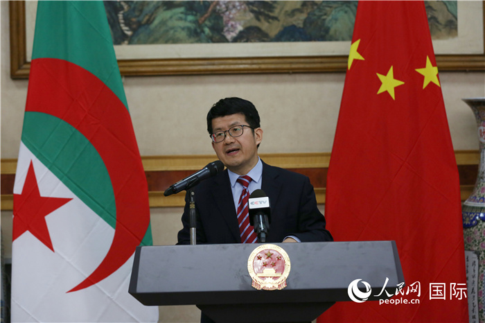 李健在招待會上致辭。人民網記者 郝瑞敏攝