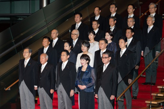 9月13日，日本首相岸田文雄（前排中）在東京的首相官邸率閣僚合影。新華社記者張笑宇攝