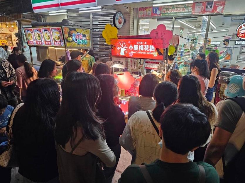 梅花糕攤前被民眾團團包圍。圖片來源：臺灣“中時新聞網(wǎng)”游定剛攝