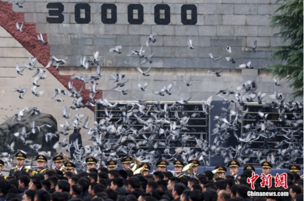 12月13日是第十個南京大屠殺死難者國家公祭日。當天上午，南京大屠殺死難者國家公祭儀式在侵華日軍南京大屠殺遇難同胞紀念館舉行。圖為國家公祭儀式現(xiàn)場。中新社記者 泱波 攝
