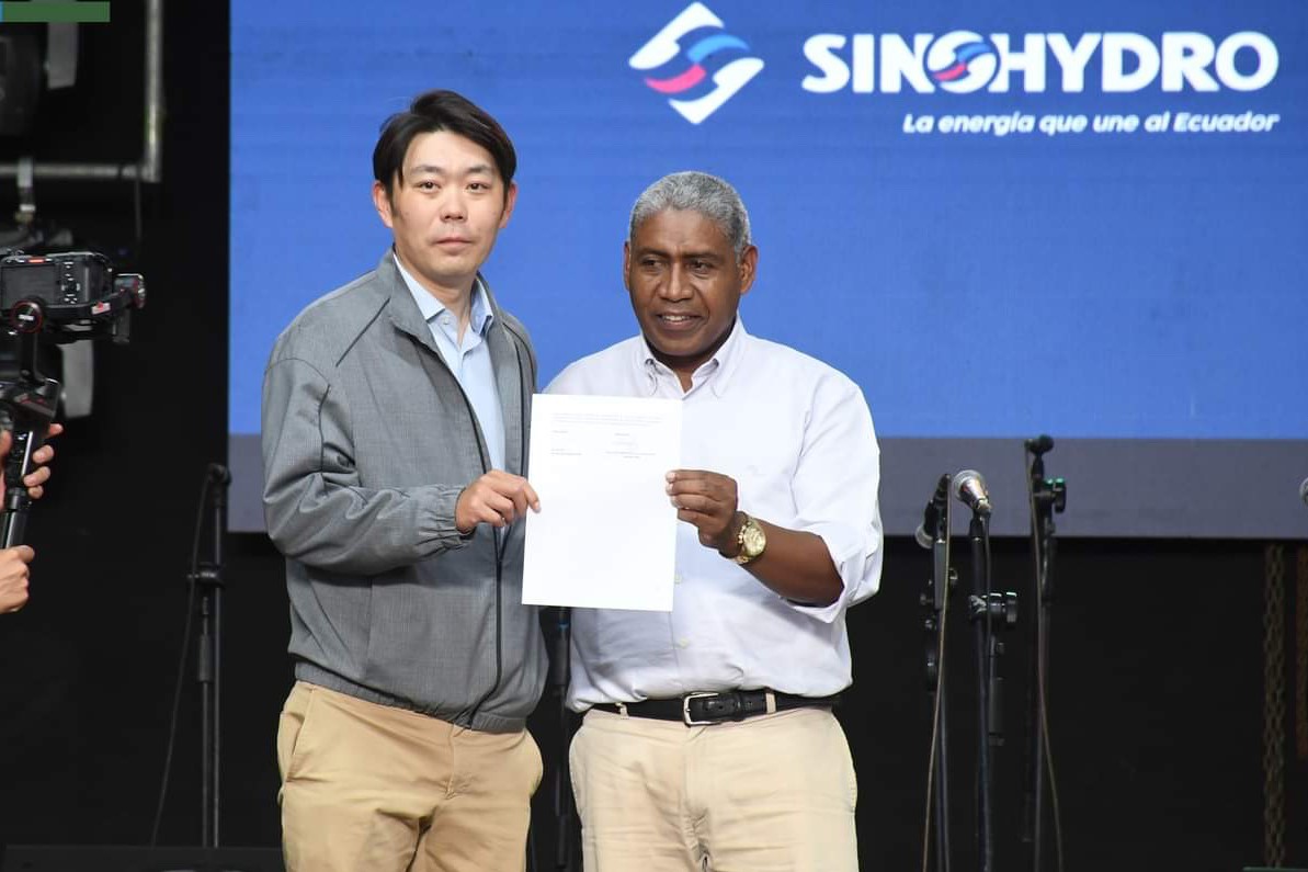 中國電建厄瓜多爾國別代表白納（左）代表中國電建向厄瓜多爾埃爾查科市康復中心捐贈了一批康復器材，埃爾查科市市長奧斯卡·德拉克魯斯·卡瓦蒂霍（右）對中國企業(yè)的善舉表示感謝。中國電建厄瓜多爾代表處供圖