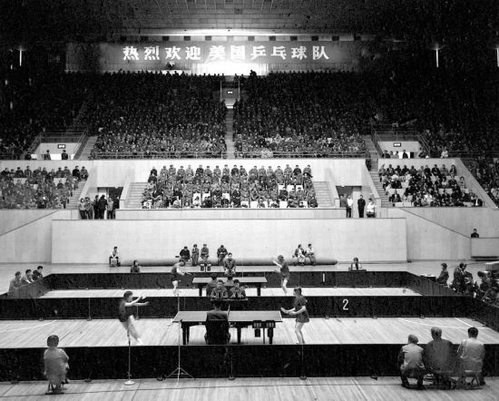 圖為1971年4月13日，中華全國體育總會舉行歡迎儀式，歡迎前來中國進(jìn)行訪問的美國乒乓球代表團(tuán)。中美兩國乒乓球運動員在北京首都體育館進(jìn)行了友誼比賽。新華社發(fā)