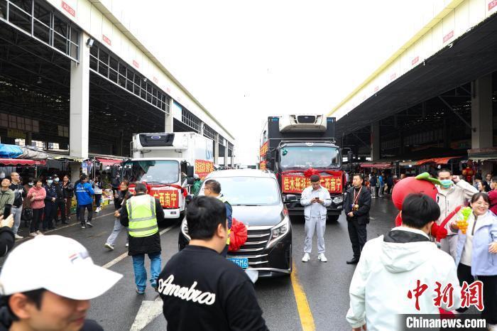 運載蔓越莓車隊前，不少民眾正在圍觀打卡。 王偉臣 攝
