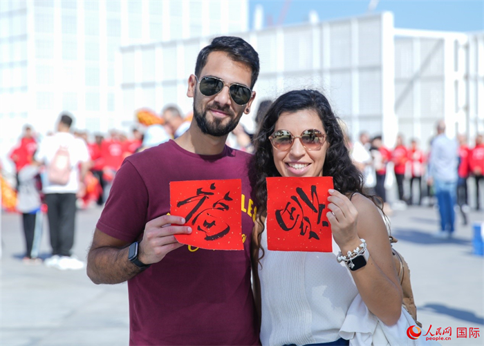 游客展示“福”字。人民網(wǎng) 塔里克·易卜拉欣攝